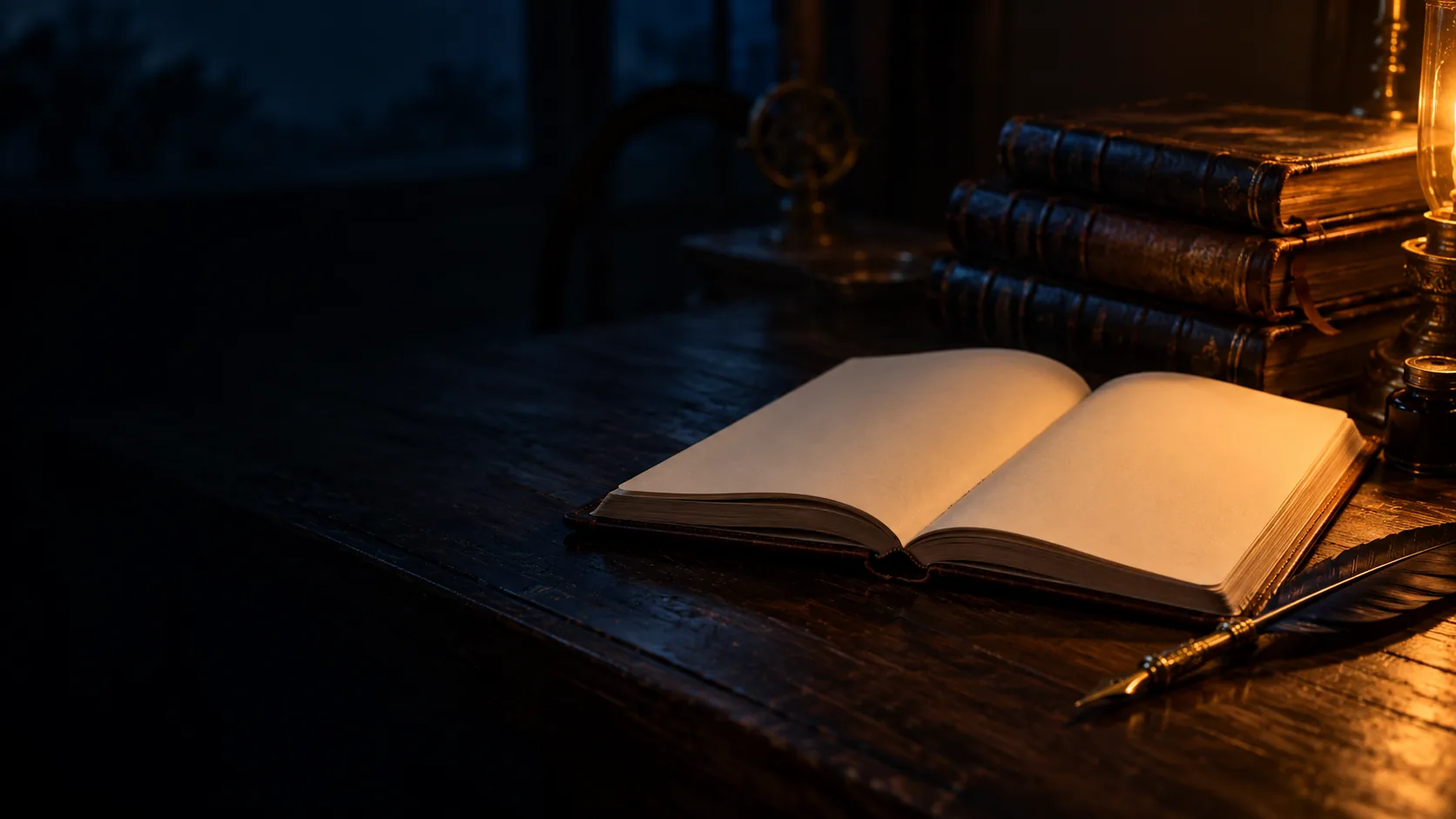 Una pila di quaderni rilegati in pelle scura e, davanti, un quaderno aperto con le pagine color avorio vuote e una penna d'oca col pennino d'oro, su una scrivania scura di notte.