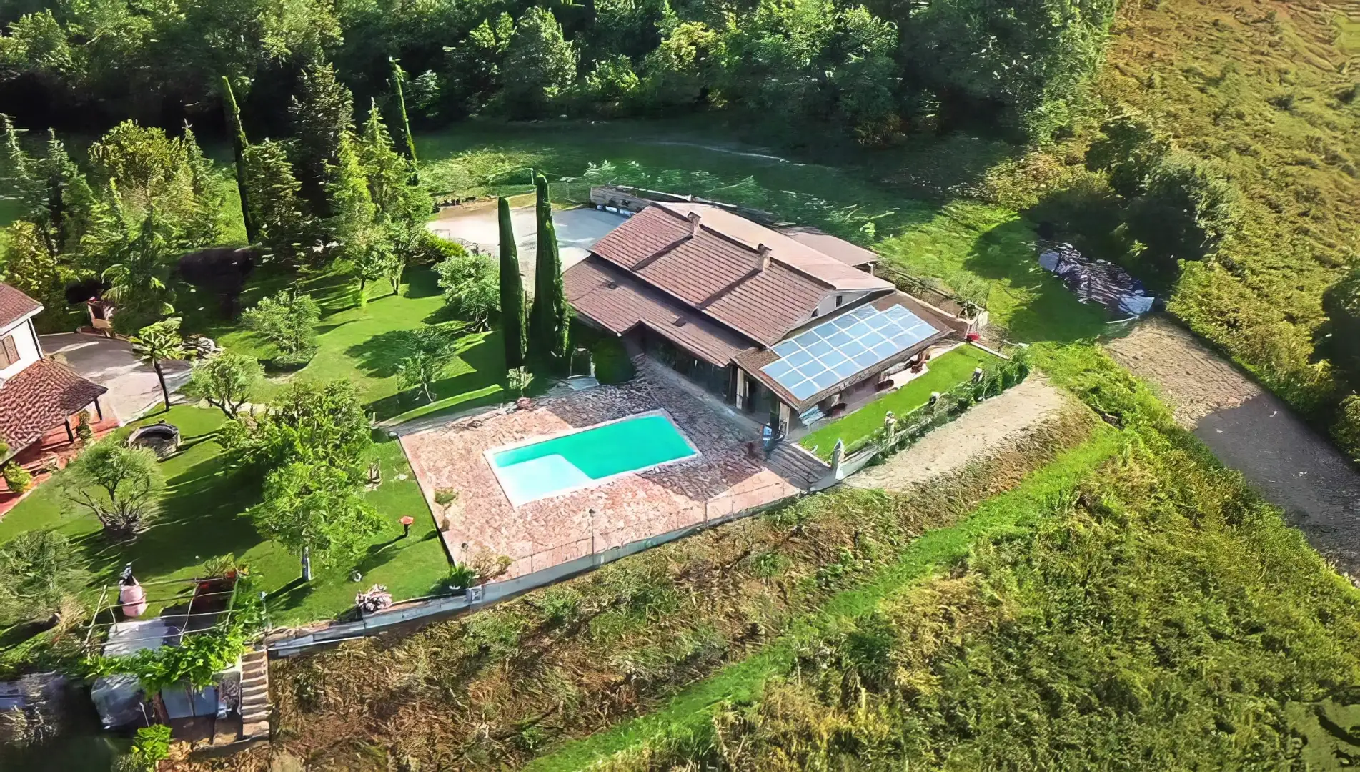 Panorama del borgo medievale di Sarnano ai piedi dei Monti Sibillini