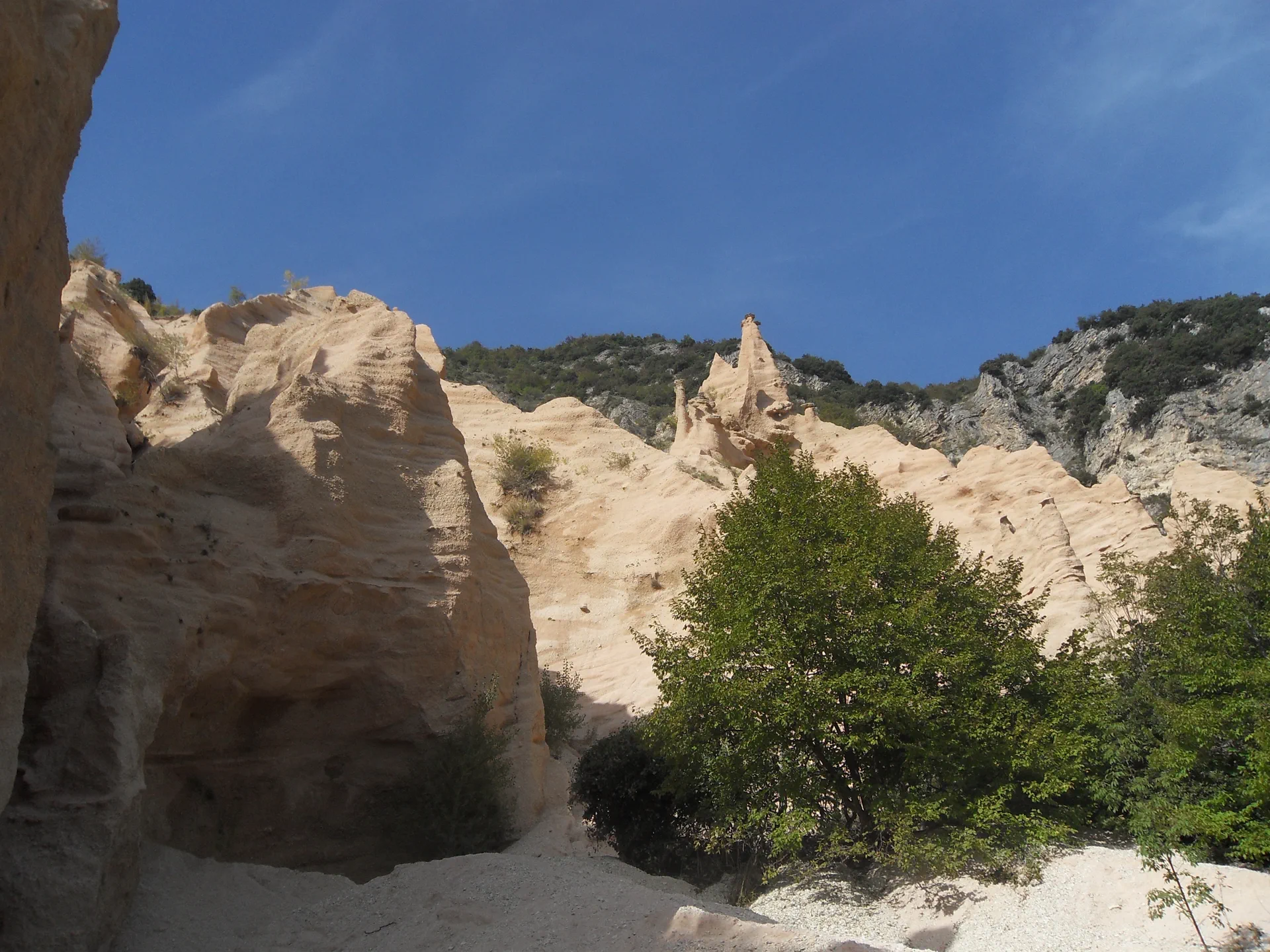 Il vallone color sabbia delle Lame Rosse nel Parco Nazionale dei Monti Sibillini