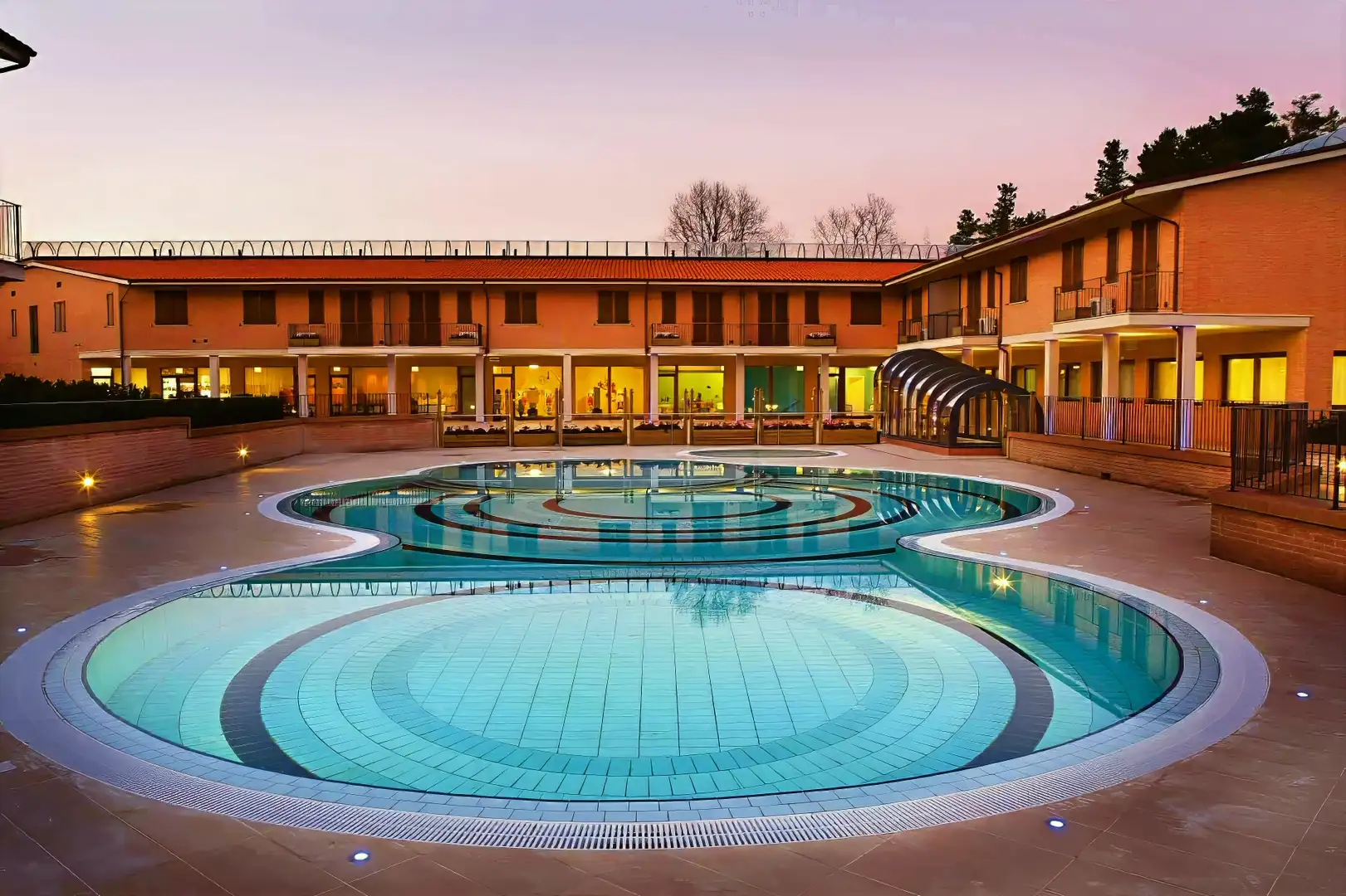 Veduta esterna del complesso delle Terme di Sarnano al tramonto
